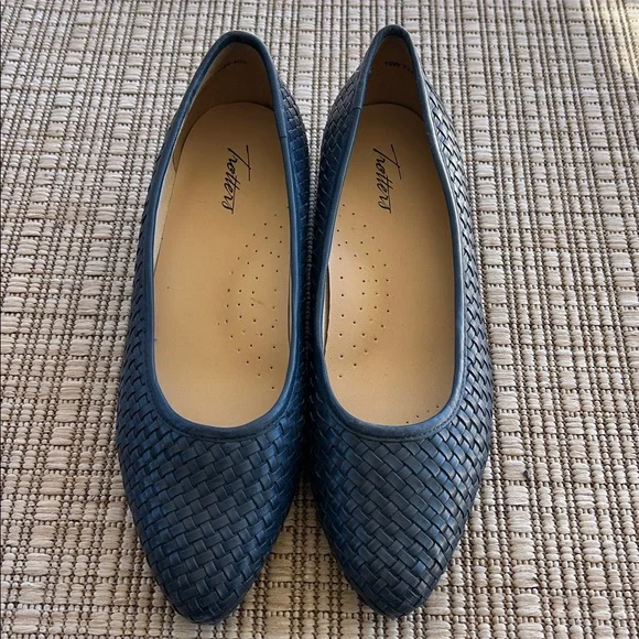 Trotters Woven Navy Blue Heeled Loafers Dress Shoes, Size 10 Wide - Picture 2 of 11